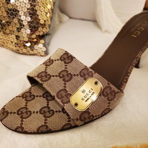 *Pristine* GUCCI Canvas GG Monogram mules slides